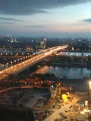 Blick vom Vienna TechGate über das abendliche Wien 